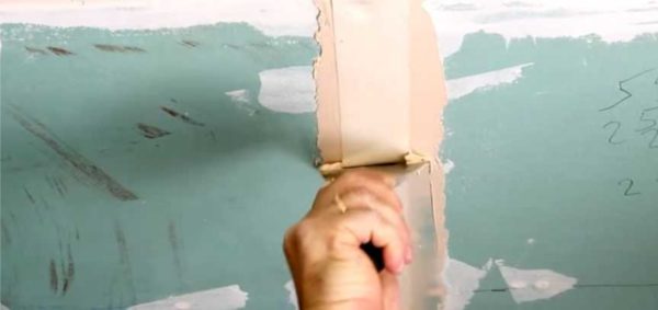 Mastic de coutures coupées sur des plaques de plâtre