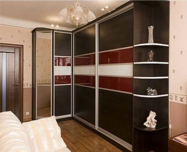 Si vous occupez deux murs adjacents sous l'armoire d'angle, les choses