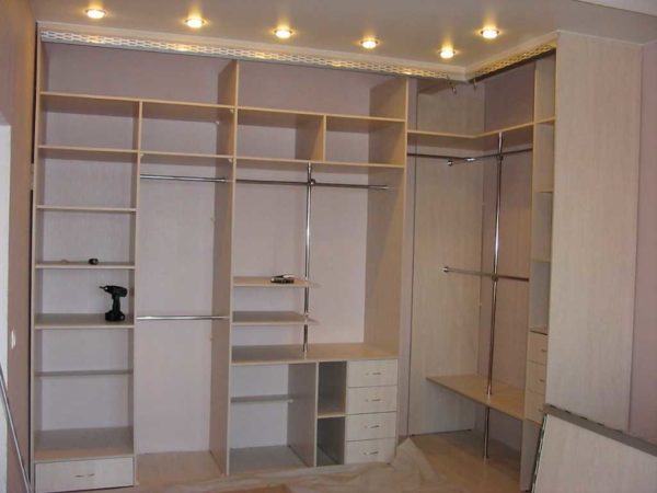 Remplissage interne d'un compartiment armoire d'angle sans cloison