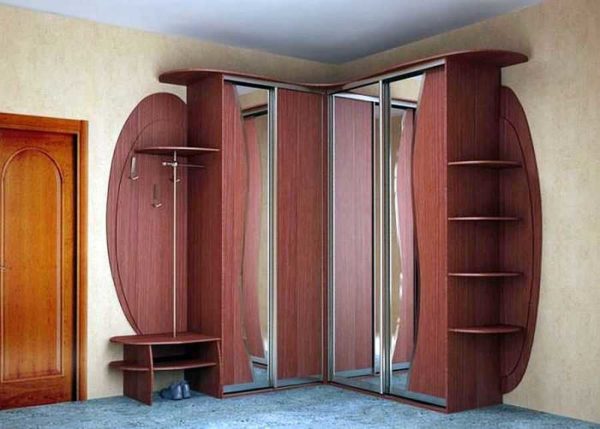 L'armoire d'angle dans le couloir est souvent complétée par un cintre et une petite étagère pour les chaussures