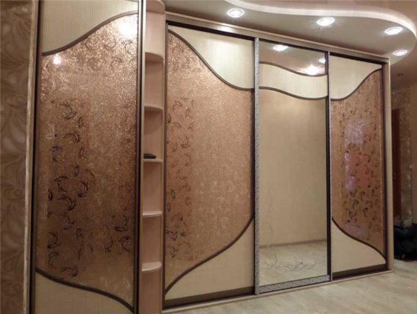 L'armoire d'angle de type armoire a ses propres murs, sol et plafond