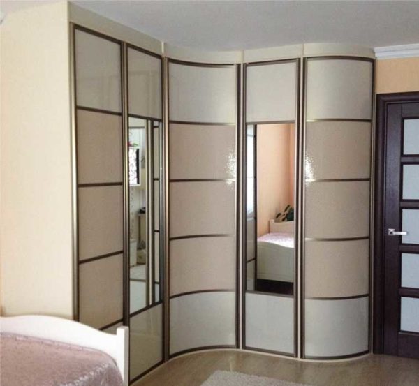 Armoire d'angle en forme de L avec éléments radiaux