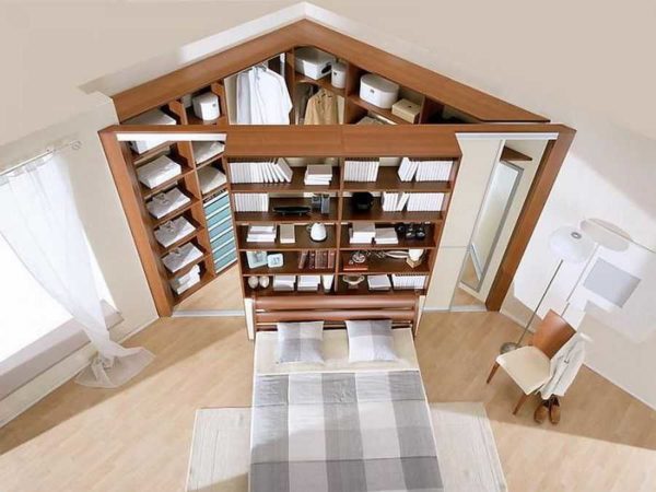 Ce n'est plus tout à fait une armoire d'angle. Plus comme un petit dressing