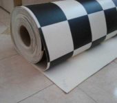 Poser du linoléum sur du parquet, des carreaux ou tout autre linoléum. Mais à une seule condition - la base doit être plate