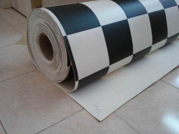 Poser du linoléum sur du parquet, des carreaux ou tout autre linoléum. Mais à une seule condition - la base doit être plate