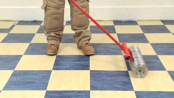 Rouleau pour rouler le linoléum