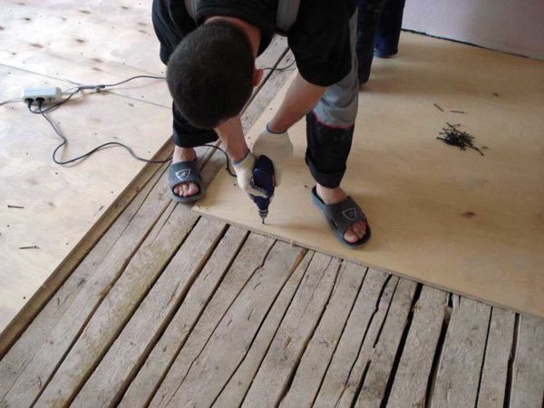 Avant de poser du linoléum sur un plancher en bois, il est préférable de le niveler avec du contreplaqué ou de l'OSB