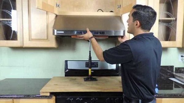 Il n'est pas difficile de suspendre correctement la hotte dans la cuisine de vos propres mains.