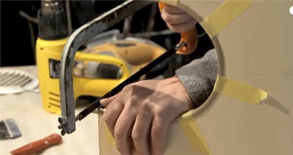 Le processus de préparation de l'armoire pour l'installation de la hotte