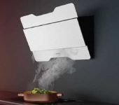 La hotte inclinée semble totalement non standard et tout le remplissage peut être caché derrière un faux mur