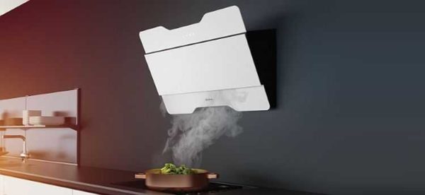 La hotte inclinée semble totalement non standard et tout le remplissage peut être caché derrière un faux mur