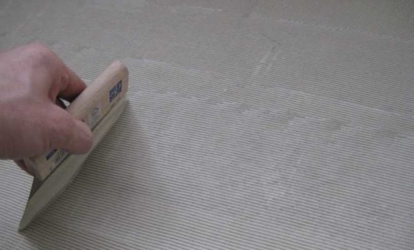 Comment appliquer l'adhésif pour carrelage en PVC