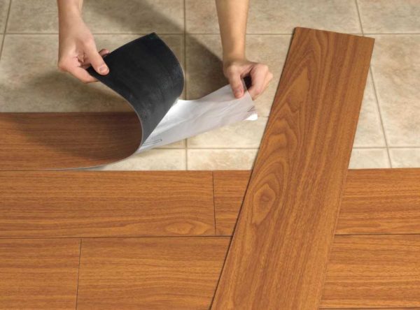 Les carreaux auto-adhésifs sont plus faciles à installer
