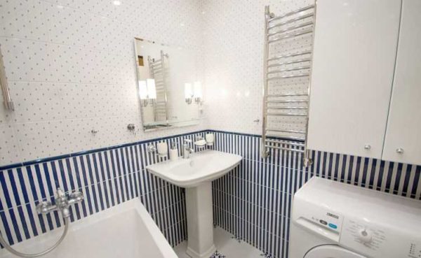 Sélection parfaite de carreaux et d'articles sanitaires. Ceci est une salle de bain de 7 carrés