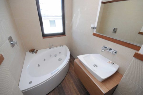 Les baignoires en acrylique sont bonnes car elles se présentent sous différentes formes et tailles.