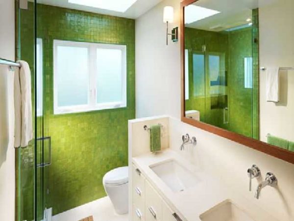 Mur de mosaïque verte dans une petite salle de bain rafraîchit l'intérieur
