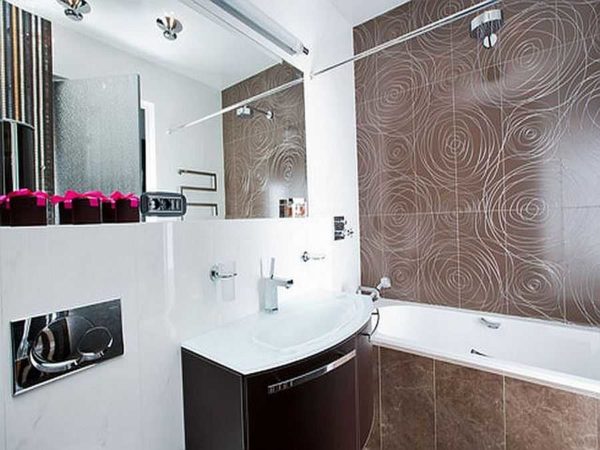 Baignoire mur à mur, dans l'espace restant - éviers