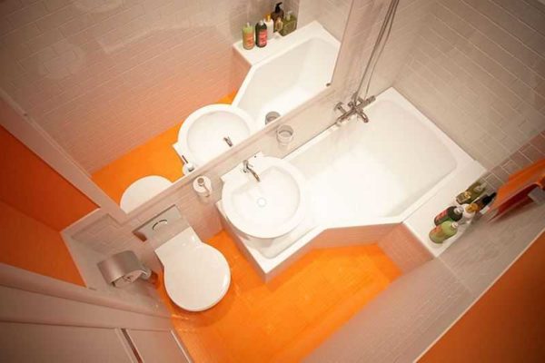 La salle de bain d'une superficie de deux mètres carrés utilise principalement une plomberie non standard