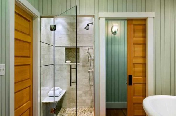 Le vantail de la porte est caché dans une niche dans le mur