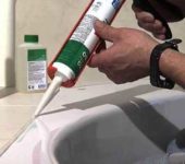 L'utilisation de scellants acryliques dans la salle de bain est limitée aux zones où il n'y a pas de contact direct avec l'eau