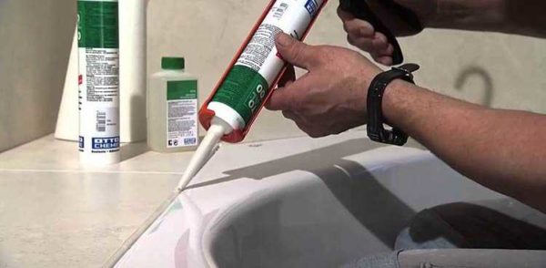 L'utilisation de scellants acryliques dans la salle de bain est limitée aux zones où il n'y a pas de contact direct avec l'eau
