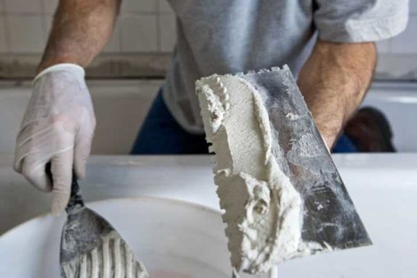 Appliquer une fine couche de mastic sur le plafond