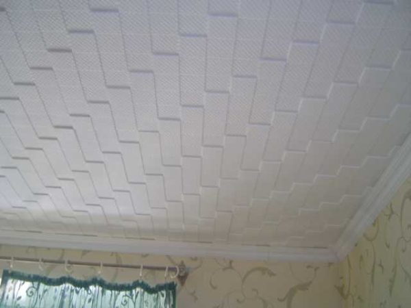 Après avoir collé les carreaux de plafond, vous obtiendrez quelque chose comme ça