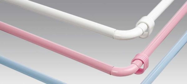 Les barres de douche en plastique peuvent être colorées pour correspondre aux murs ou aux finitions