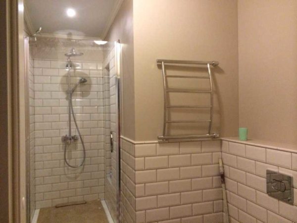 Seule une partie des murs peut être peinte avec de la peinture dans la salle de bain