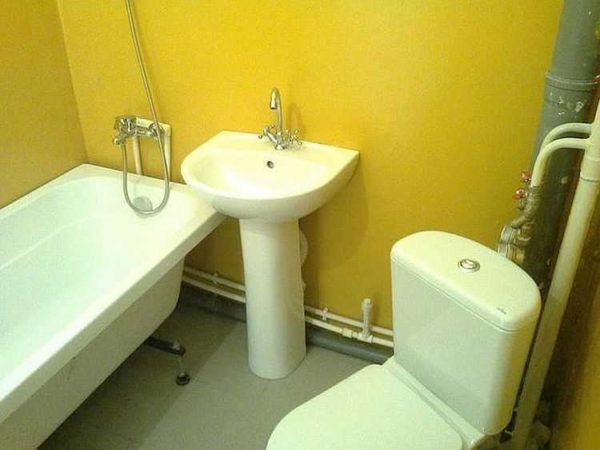 Même si l'intérieur n'est pas chic, les murs peints de la salle de bain ont fière allure.