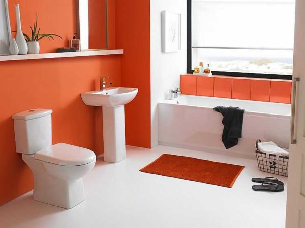 Murs orange ensoleillés dans la salle de bain