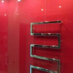 Les murs peints de la salle de bain peuvent être protégés avec des panneaux en verre ou en polycarbonate