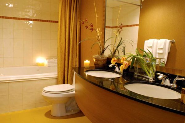 La combinaison de carreaux et de peinture dans la salle de bain est belle et pratique