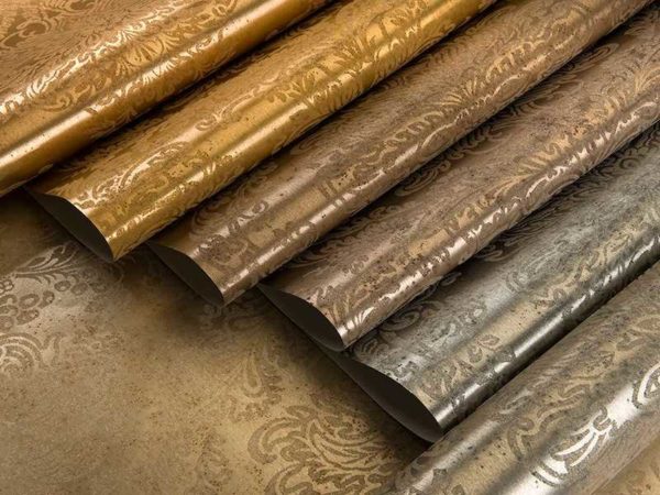 Les papiers peints métalliques ont une brillance caractéristique