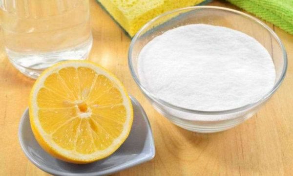 L'acide citrique, le vinaigre et le bicarbonate de soude traitent également la saleté.