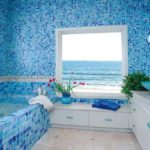 La mosaïque de salle de bain est l'une des options populaires