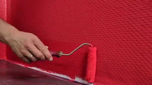 Le papier peint en verre collé est peint