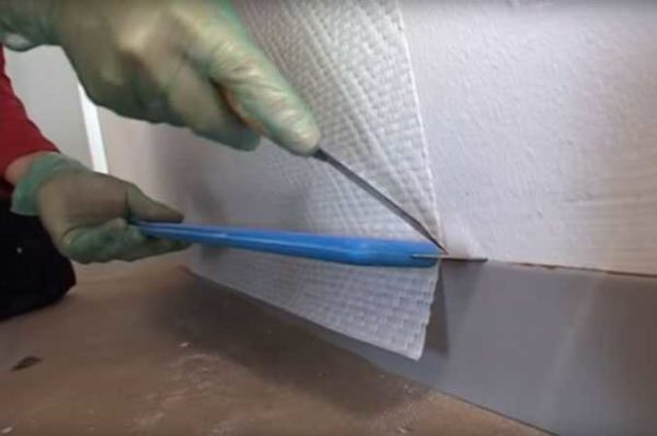 Comment coller de la fibre de verre: couper l'excédent