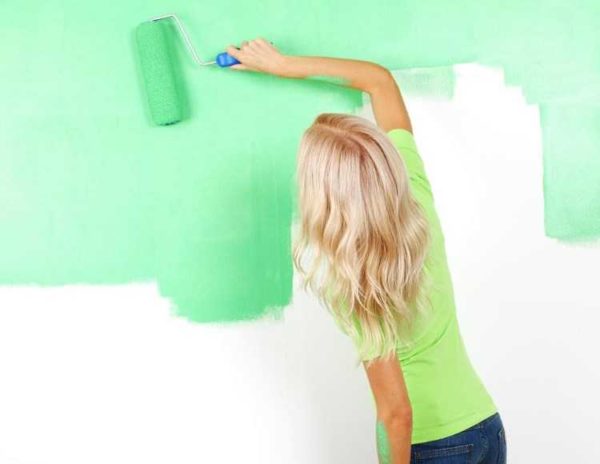 Peindre les murs dans la cuisine: la peinture est appliquée en couche mince