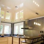 Vous ne savez pas quel type de plafond faire dans la cuisine? Peut-être un stretch?
