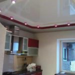 La lumière brillante au plafond rend la pièce visuellement plus haute
