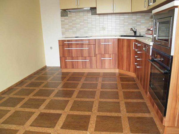 Le sol en liège, posé sur de la colle, est également appelé parquet en liège