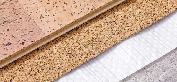 Les revêtements en liège modernes ne sont pas seulement dans des couleurs naturelles. Il y a une image imprimée de bois de différentes couleurs, du sable avec des coquillages, de l'herbe ...