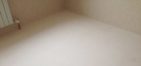 Le liège peut être posé sur une telle base - il est uniforme, sec, propre