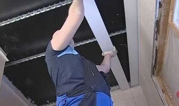 Nous assemblons un plafond rack en aluminium; installation de rails