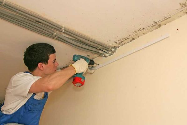 Un plafond à lattes en métal est un excellent choix pour une salle de bain ou une cuisine