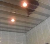 Il ressemble à un plafond suspendu en rack