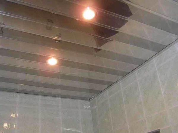 Il ressemble à un plafond suspendu en rack