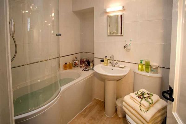 L'une des options est de mettre une cabine de douche avec un plateau profond ou simplement d'installer des portes en verre sur la salle de bain.