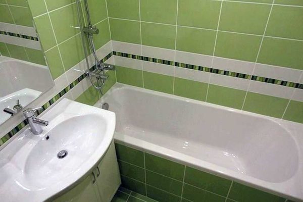 Il est préférable de décorer la salle de bain à Khrouchtchev dans des couleurs claires.Cet exemple utilise une nuance calme de vert.